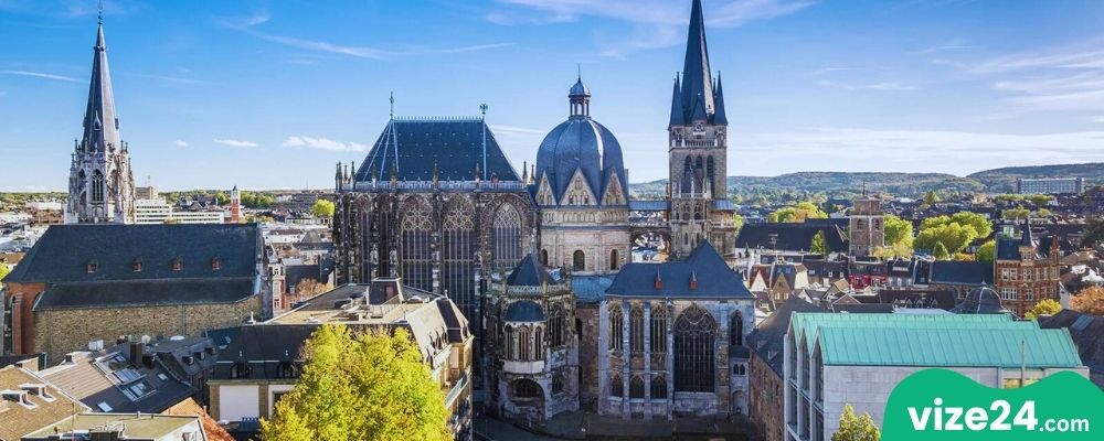 Aachen Katedrali ve tarihi meydan