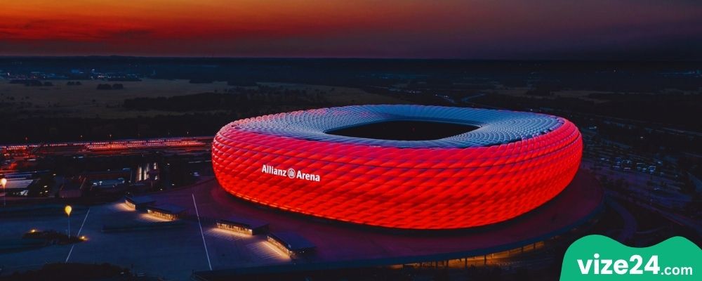 Münih Allianz Arena gece ışıklarıyla