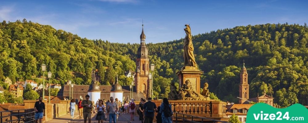 Heidelberg Alte Brücke tarihi taş köprü ve nehir manzarası