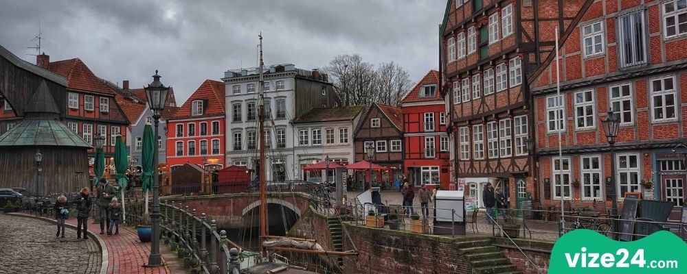 Altes Land meyve bahçeleri ve köy evleri