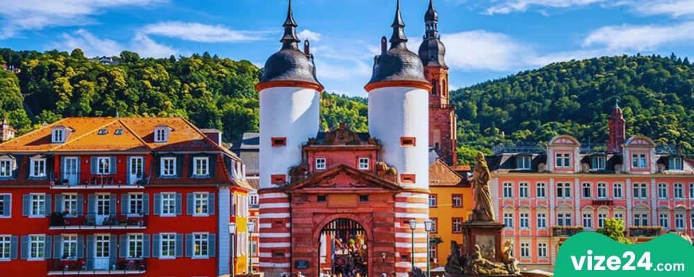 Heidelberg Altstadt eski şehir ve Neckar nehri manzarası