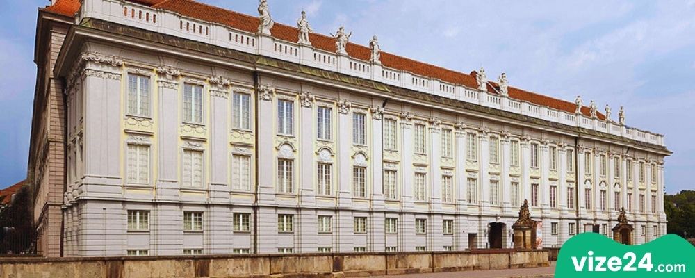 Ansbach Residenz Markgraf Sarayı rokoko mimarisi ve cephesi