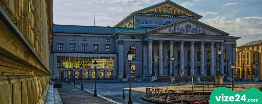 Bavyera Devlet Operası Münih dış cephesi