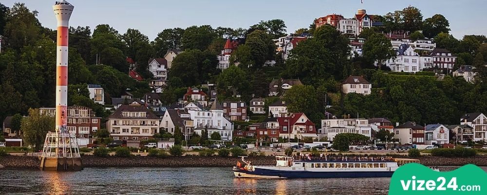 Blankenese Hamburg beyaz evler yamaç manzarası