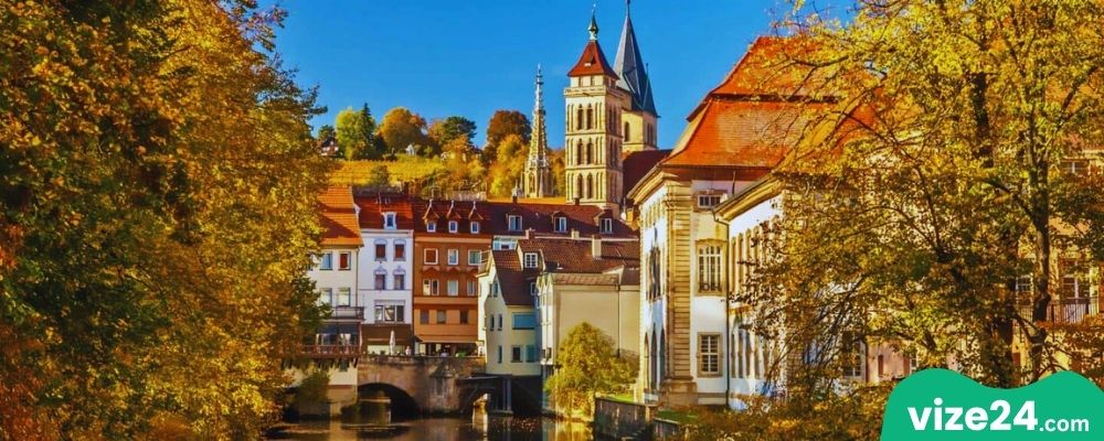 Blaubeuren Stuttgart yakınları Blautopf gölü ve taş evler