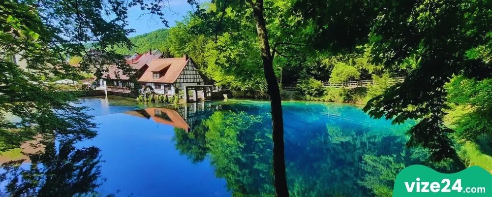 Blaubeuren Mavi Göl Blautopf Ulm yakınlarında günübirlik rota