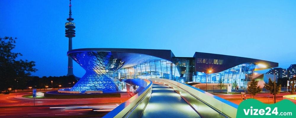 Münih BMW Welt binası ve sergi salonu