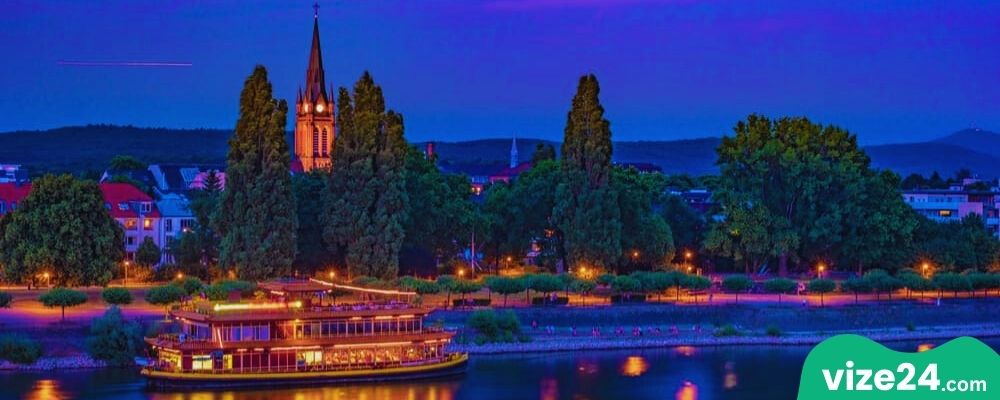 Bonn Ren Nehri kıyısı ve Beethoven heykeli