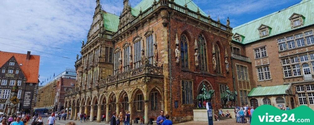 Bremen Belediye Binası ve Mızıkacılar Heykeli