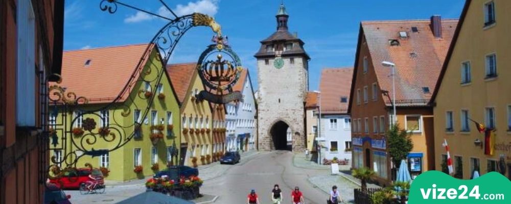 Dinkelsbühl tarihi şehir merkezi ve renkli evler