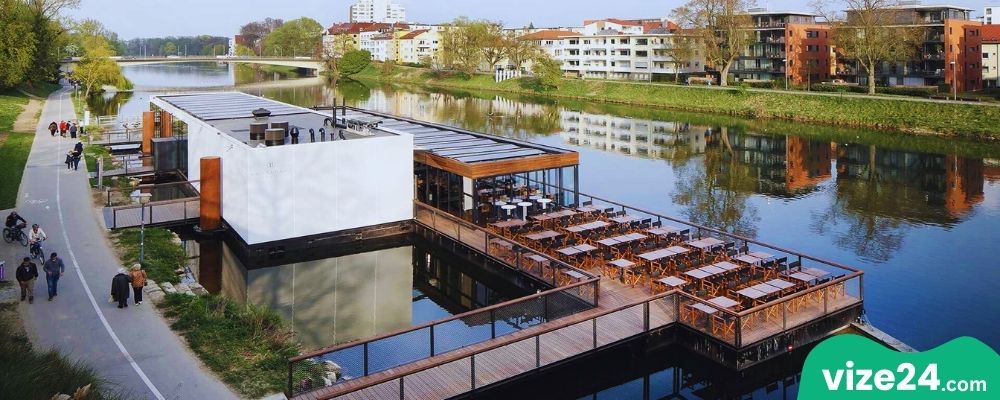 Tuna Nehri kıyısında Ulm restoranları ve açık hava kafeler