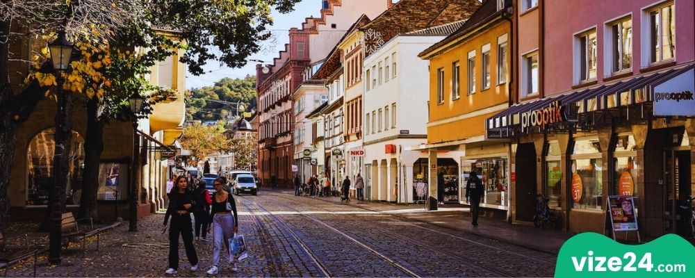 Durlach Karlsruhe tarihi şehir merkezi ve sokak galerileri