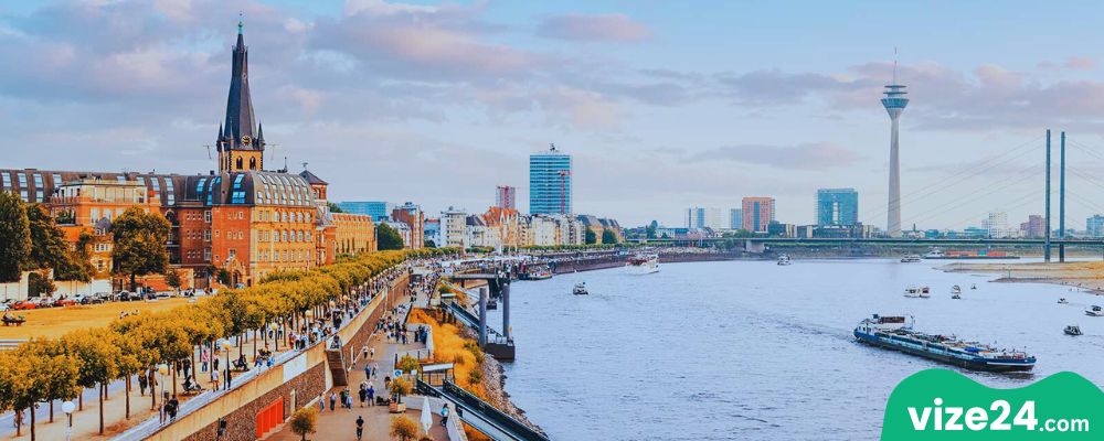 Düsseldorf Ren Nehri Manzarası ve MedienHafen Bölgesi