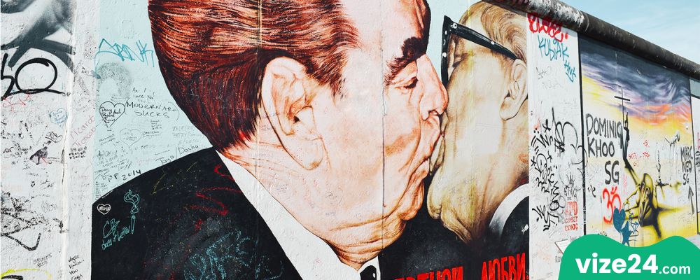 East Side Gallery Berlin Duvarı