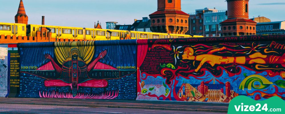 East Side Gallery Berlin Duvarı grafitileri