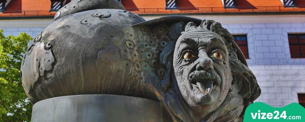 Albert Einstein anıtı Ulm Einstein Brunnen heykeli