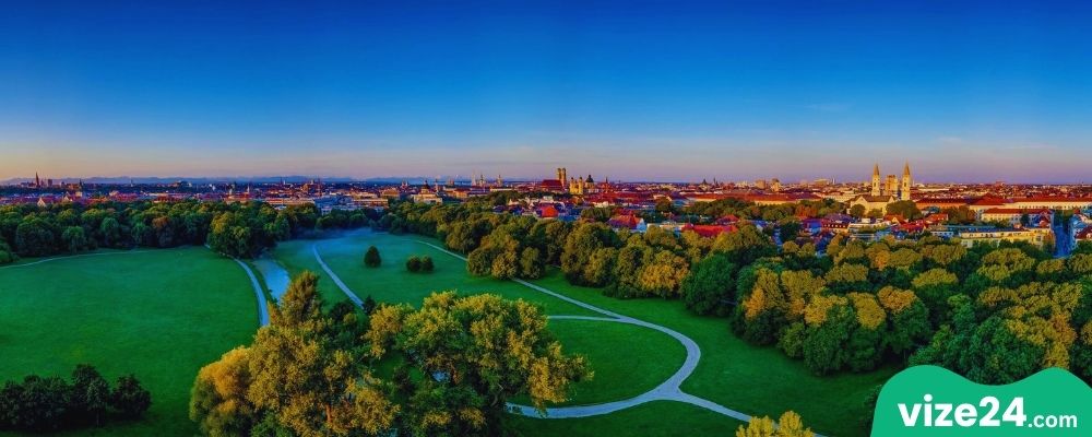 Münih İngiliz Bahçesi ve Eisbach Nehri'nde sörf yapanlar
