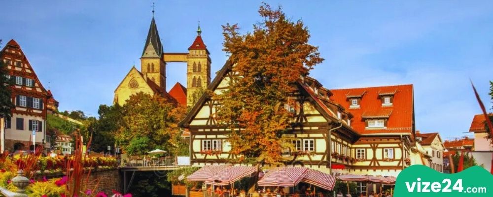 Esslingen am Neckar Stuttgart yakınları tarihi evler ve köprü manzarası
