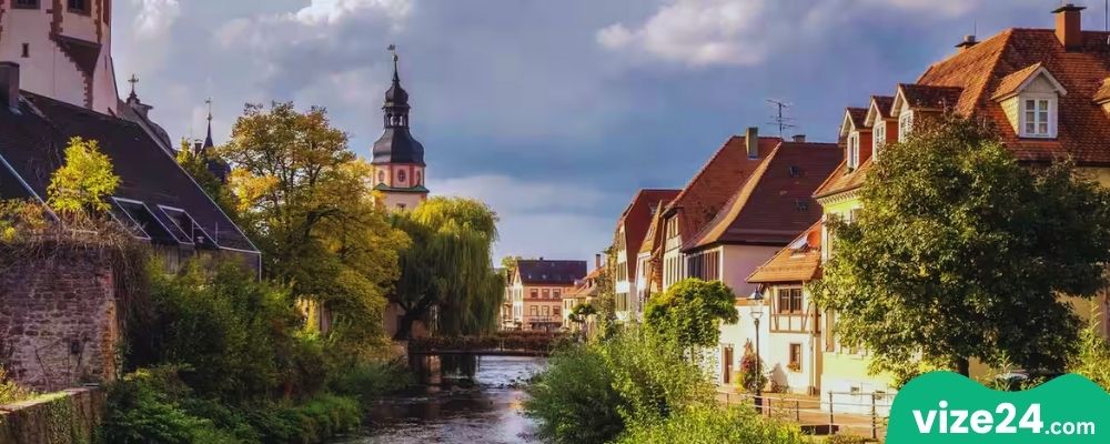 Ettlingen Karlsruhe yakınlarında tarihi kasaba ve barok evler