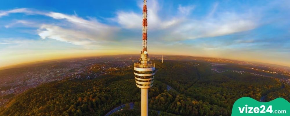 Stuttgart Fernsehturm televizyon kulesi ve şehir manzarası