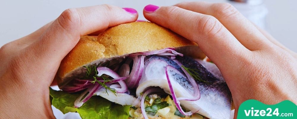 Hamburg Fischbrötchen geleneksel balık sandviçi