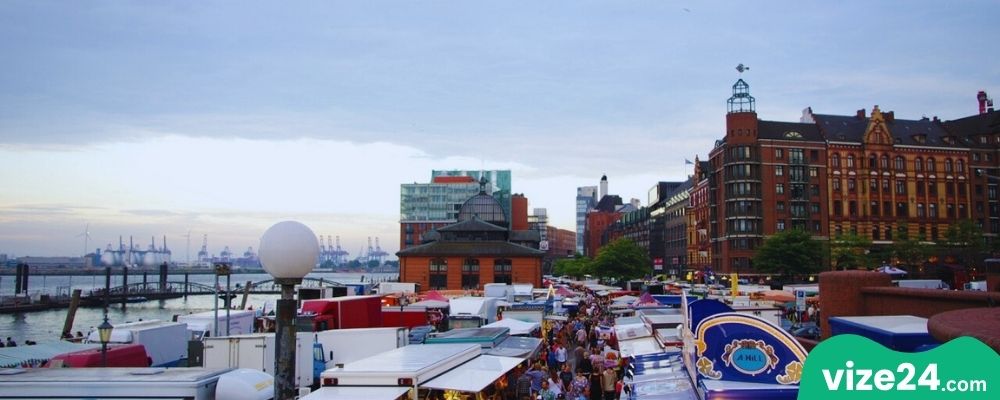 Hamburg Fischmarkt sabah pazarı ve Elbe kıyısı