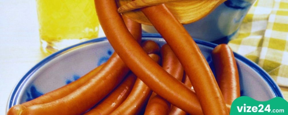 Frankfurter sosisleri geleneksel sunum