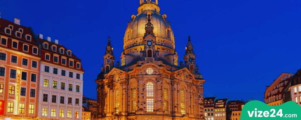 Münih Frauenkirche Katedrali'nin ikiz kuleleri