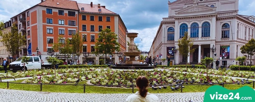 Münih Gärtnerplatz Meydanı ve çevresindeki kafeler