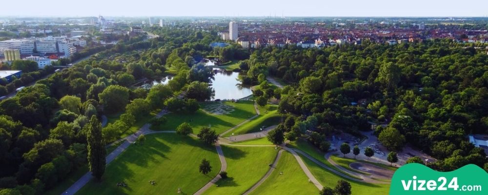 Günther Klotz Anlage Karlsruhe parkı göl ve konser alanı