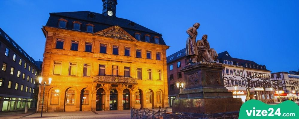 Hanau Grimm kardeşler meydanı ve heykeli