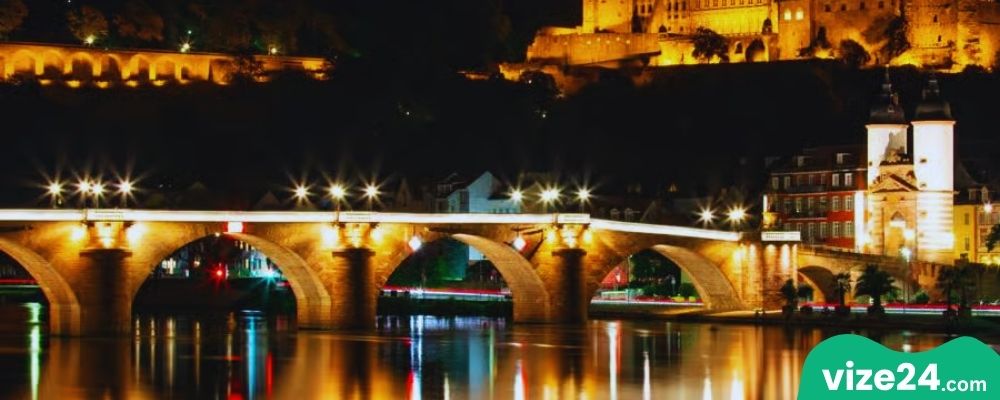 Heidelberg Karl Theodor köprüsü ve gece ışıkları manzarası