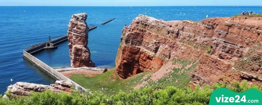 Helgoland adası kırmızı kayalıklar ve deniz kuşları