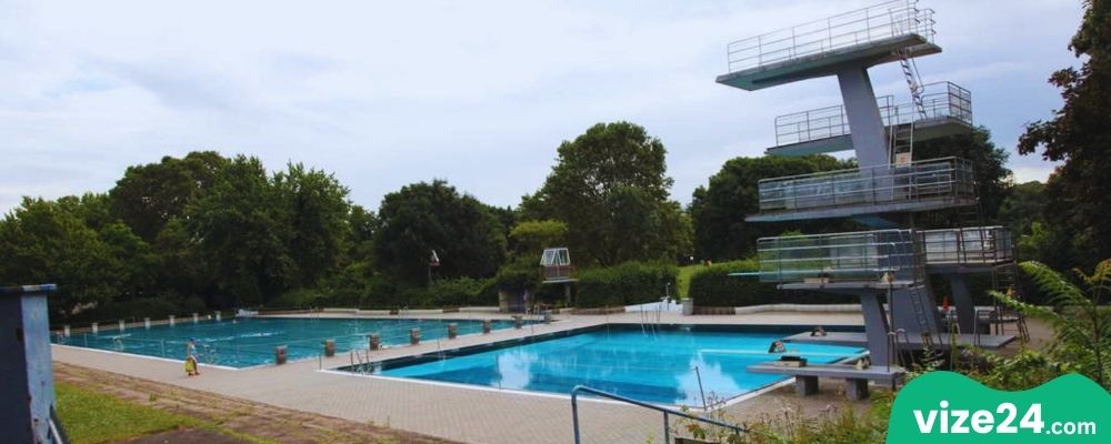 Herzogenried Badesee Mannheim gölet ve yüzme alanı