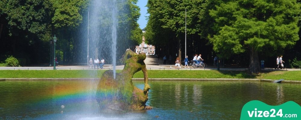 Hofgarten parkı gölet Düsseldorf doğa manzarası