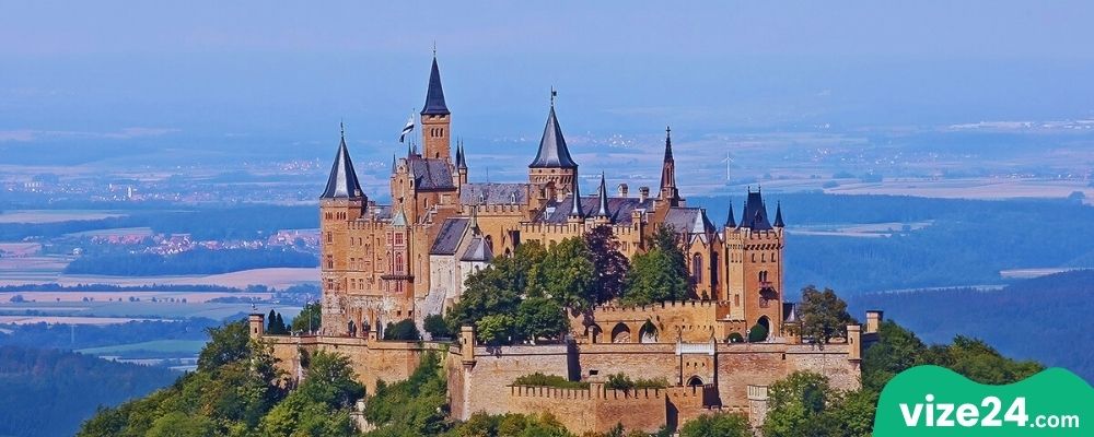 Hohenzollern Kalesi Stuttgart yakınları tepede şato manzarası