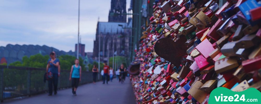 Köln Hohenzollern Köprüsü ve aşk kilitleri