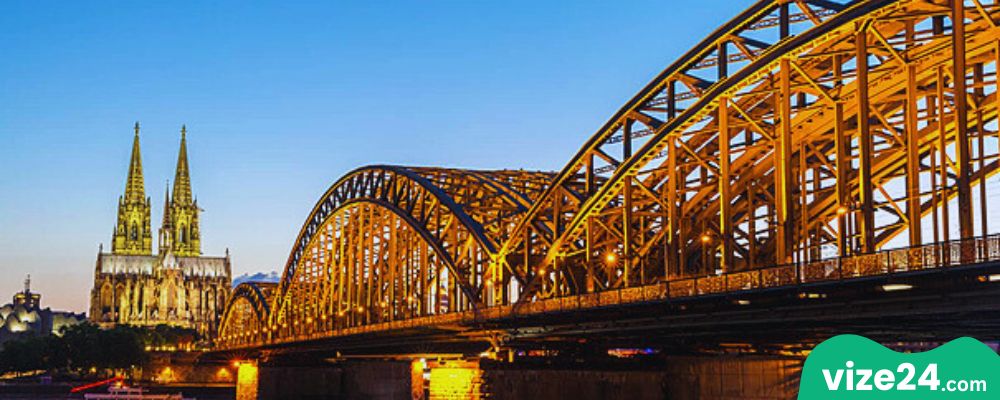 Köln Hohenzollern Köprüsü aşk kilitleri