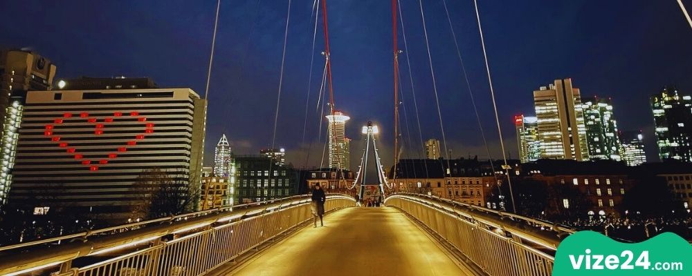 Holbeinsteg köprüsü Frankfurt Main Nehri üzerinde