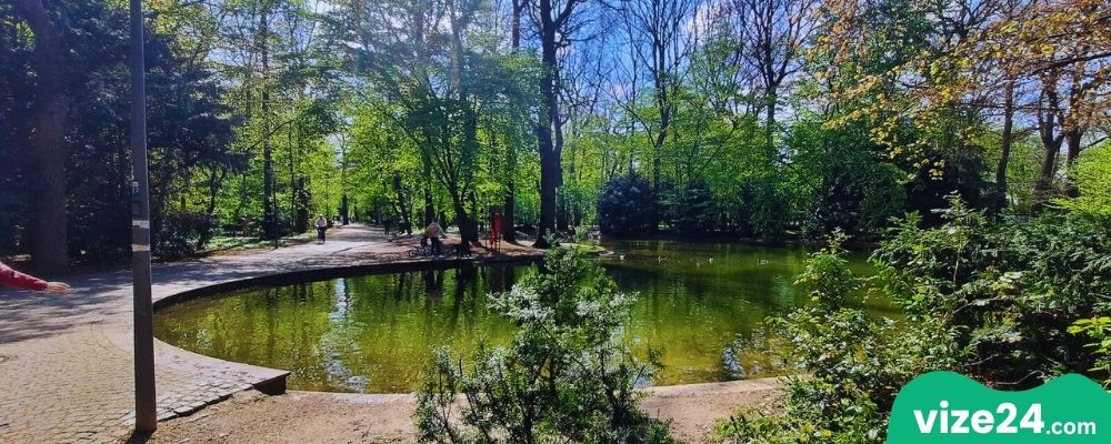 Münih Isar Nehri kıyısında yürüyüş yapan insanlar