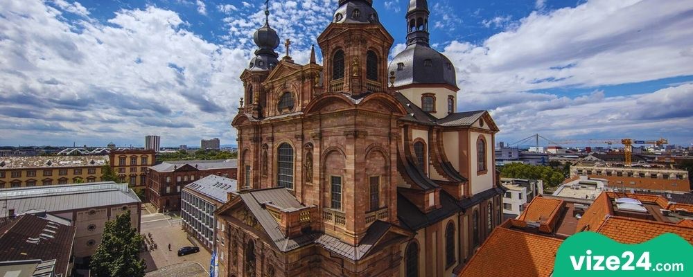 Jesuitenkirche Mannheim barok kilisesi iç mekan kubbe freskleri