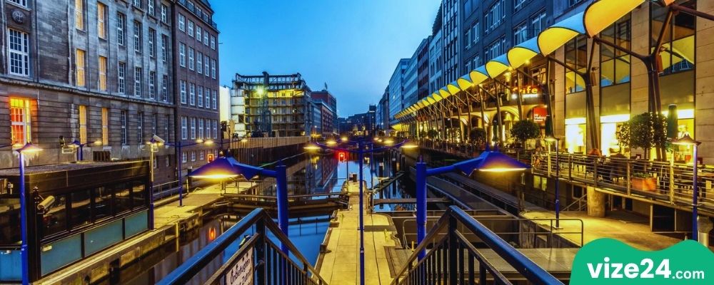 Jungfernstieg Hamburg alışveriş caddesi ve göl manzarası