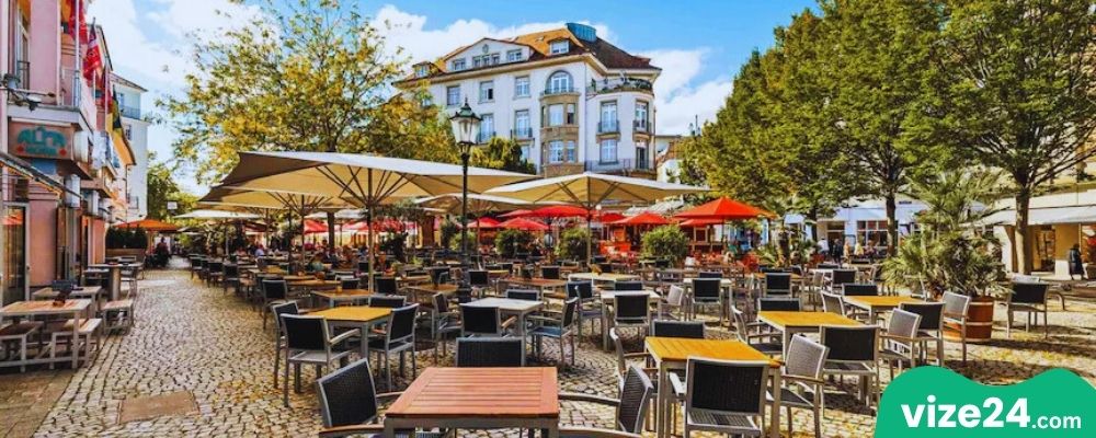 Kaiserstraße Karlsruhe alışveriş caddesi mağazalar ve şehir merkezi