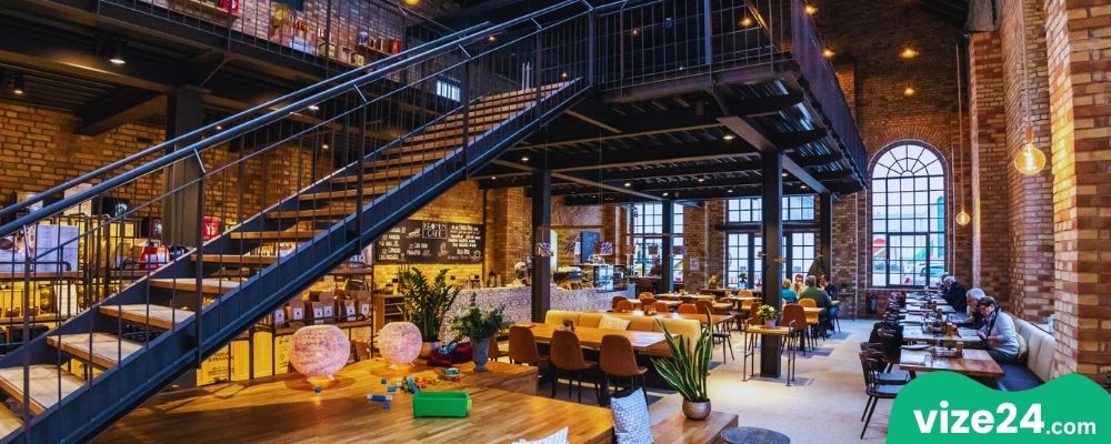 Karlsruhe kafeleri tatlılar ve kahve sunumu