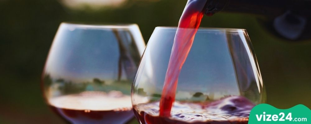 Karlsruhe şarap barı ve geleneksel bira evi atmosferi