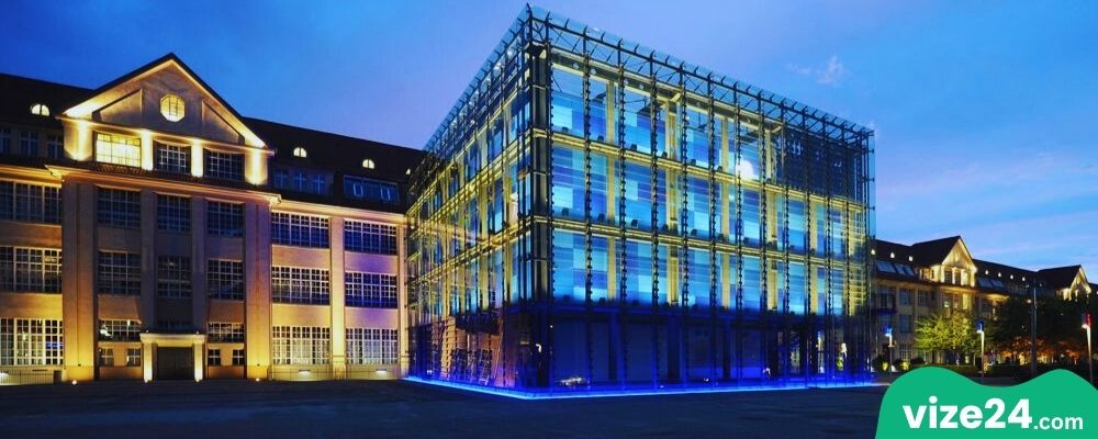 Karlsruhe ZKM Heidelberg yakınları modern sanat merkezi ve saray manzarası
