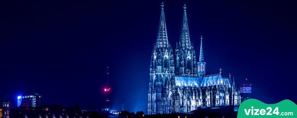 Köln şehir merkezi gece oteller manzarası