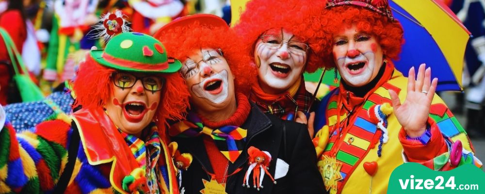 Köln Karnavalı maskeli yürüyüş