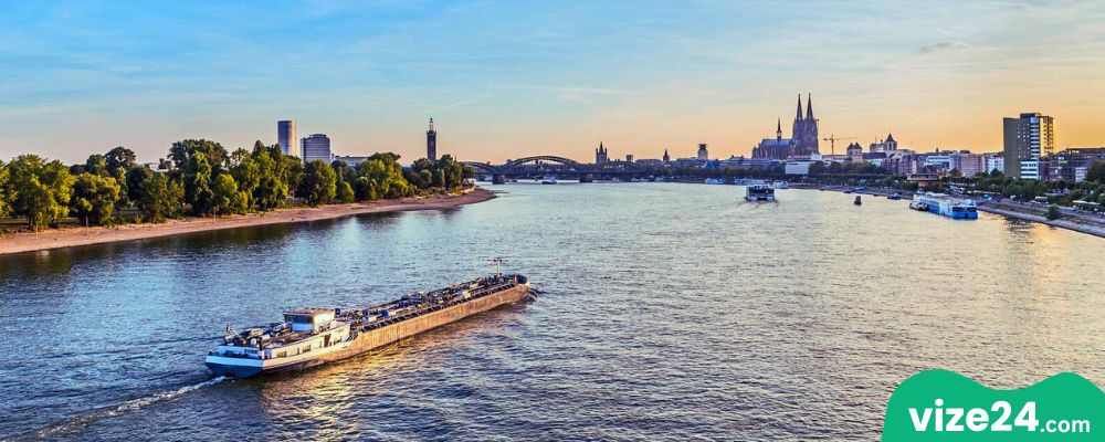 Ren Nehri üzerinden Köln manzarası