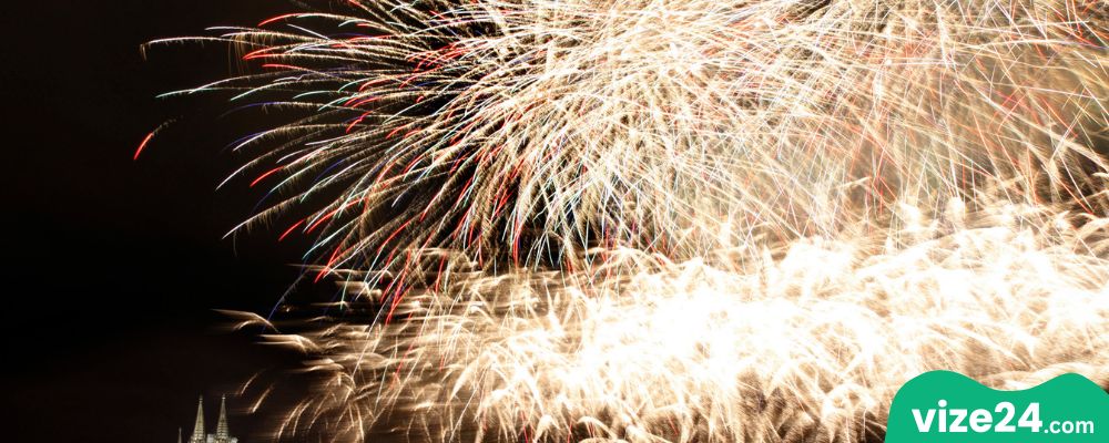 Köln Lichter festivali havai fişek gösterisi